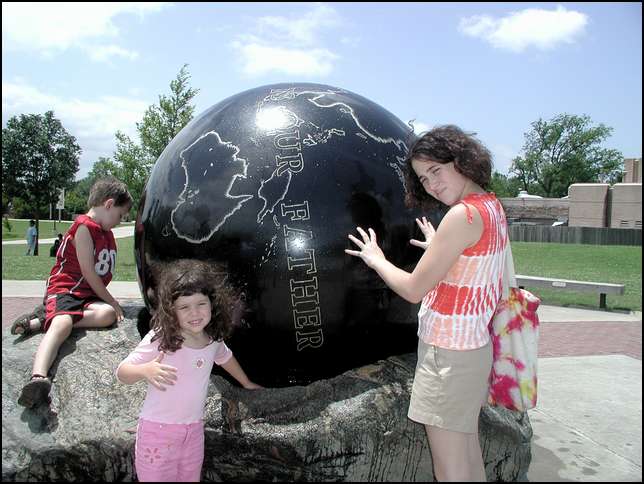 the moving globe fountain at the zoo